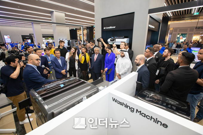 두바이몰에서 열린 '삼성 익스피리언스 스토어' 오프닝 행사에서 삼성전자 관계자와 현지 거래선 대표들이 참석해 설명을 듣고 있다. (사진제공 : 삼성전자)