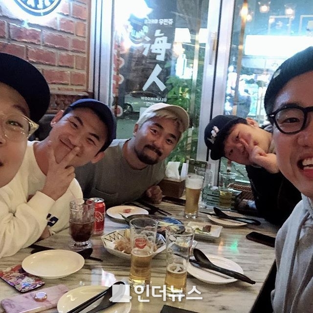 코미디 헤이븐 코미디언들과 유병재씨. 왼쪽부터 코미디언 이용주, 케니, 유병재, 정재형, 박철현. Photo @ 박철현씨 인스타그램