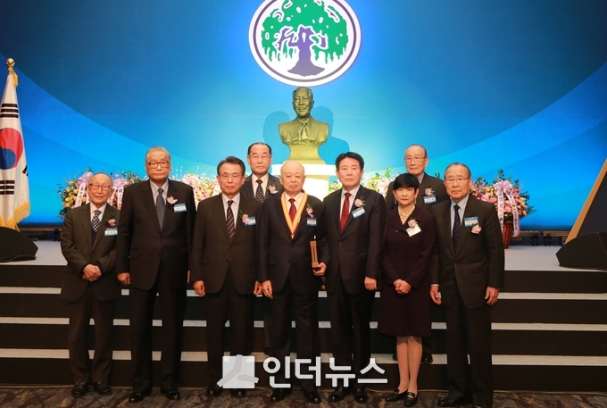 왼쪽부터 김형석 교수(제12회 유일한 상 수상자), 한승수 유한재단 이사장, 김동기 대한민국학술원 회장(뒷줄), 이현재 수상자, 이정희 유한양행 사장, 유은영(유일한 박사 손녀), 유도재 유한학원 이사장(뒷줄), 연만희 유한양행 고문. (사진제공 : 유한양행)