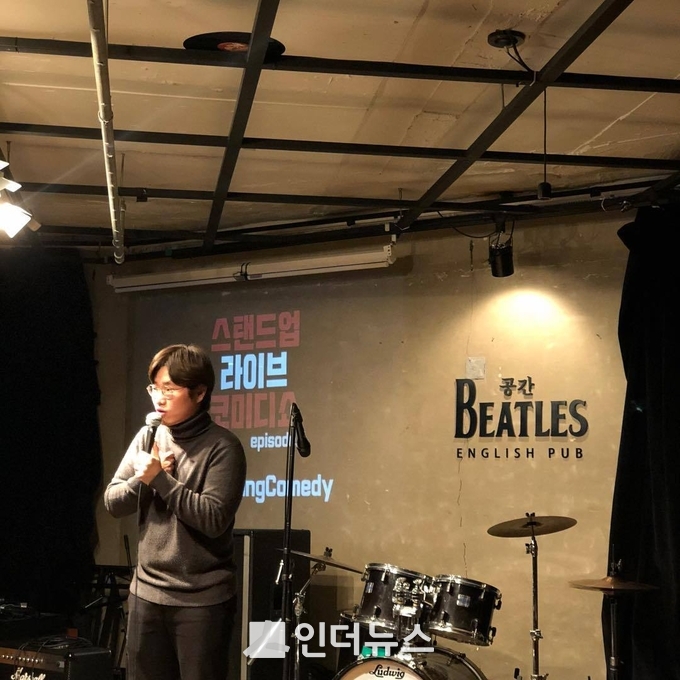 박철현씨의 첫 스탠드업 무대 사진. SNS엔 "오늘 홍대에서의 첫 무대에 서서 진행을 했고, 시원하게 말아 먹었습니다 ... 오늘 밤을 잊지 않겠습니다!" 라고 적었다. Photo @ 박철현씨 인스타그램