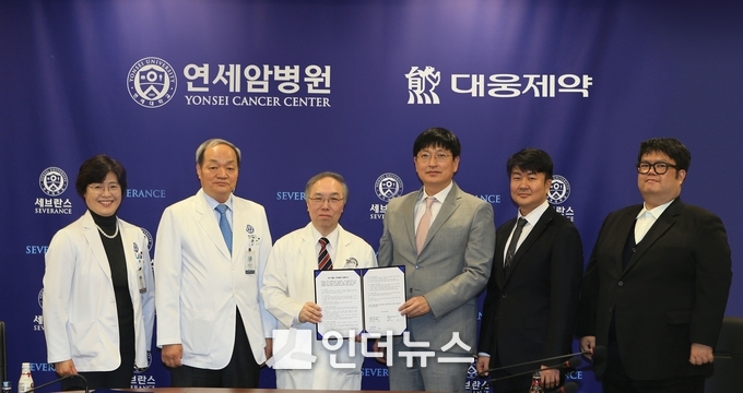 왼쪽부터 라선영 연세암병원 종양내과 교수, 노성훈 연세암병원 병원장, 정현철 연세대 의과대학 송당암연구센터 센터장, 김양석 대웅제약 헬스케어인공지능사업부장, 김일환 대웅제약 인공지능개발팀 팀장, 김재영 박사. (사진제공 : 연세의료원)