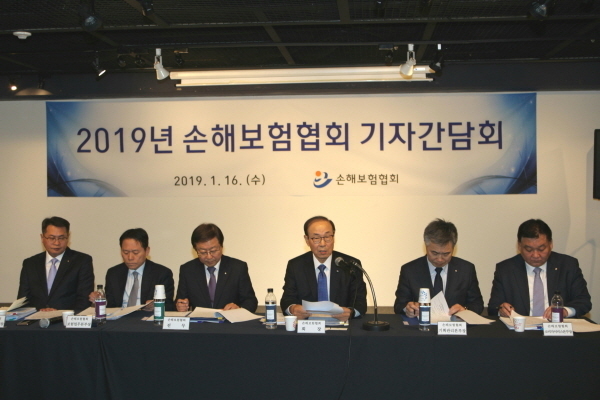 16일, 서울 종로구 한 식당에서 열린 '2019년 손해보험협회 신년 기자간담회'에서 김용덕 손해보험협회장(왼쪽 4번째)은 올해 손해보험업계가 나아가야 할 중점과제에 대해 발표하고 있다. (사진제공: 손해보험협회)