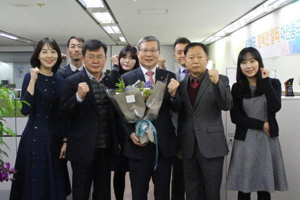 오병관 대표(사진 첫 번째줄 왼쪽 세 번째)와 임직원들이 간담회 진행 후, 기념촬영을 하고 있다.(사진: NH농협손해보험 제공)
