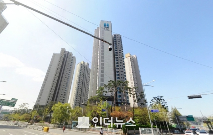 서초구 래미안 퍼스티지 아파트 전경 로드뷰. (사진 : 네이버 지도)