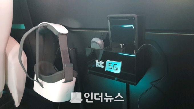 좌석 옆에 놓인 HMD와 스마트폰, 리모콘 (사진촬영 : 인더뉴스 주동일 기자)