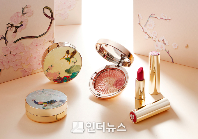 ‘초공진 달콤한 꽃 리미티드 에디션’은 ‘초공진 크림 팩트’ 2품목과 ‘초공진 크림 루즈 3품목’, 초공진 멀티 블러셔 등 3종 6품목이 먼저 나왔다. (사진 제공: 에이블씨엔씨)