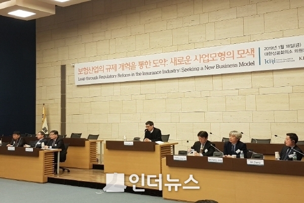 18일 오후, 대한상공회의소에서 열린 ‘보험산업의 규제 개혁을 통한 도약: 새로운 사업모형의 모색’ 심포지엄에 참석한 패널들이 토론에 임하고 있다.(사진: 김현우 기자)