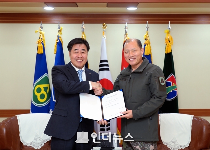 김형 대우건설 대표이사(왼쪽)와 김정수 수도방위사령관이 21일 서울 관악구 수도방위사령부에서 진행된 기부금 전달식 이후 기념촬영을 하고 있다. (사진 : 대우건설)