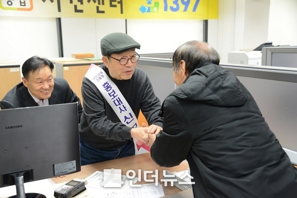 23일 진흥원·신복위(원장 겸 위원장 이계문, 사진 왼쪽) 홍보대사로 임명된 배우 신구(사진 가운데)가 서민금융 상담을 받으러 온 고객과 악수를 나누는 모습.(사진 제공: 서민금융진흥원) 
