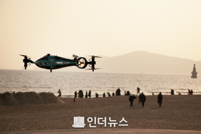 SK텔레콤이 해운대 해수욕장에서 드론으로 조난자 위치 수색 시연을 하고 있다. (사진제공 : SK텔레콤)