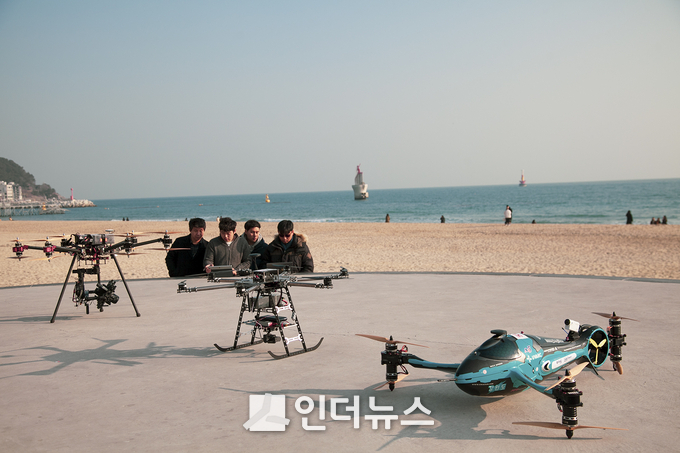 SK텔레콤이 해운대 해수욕장에서 드론으로 조난자 위치 수색 시연을 하고 있다. (사진제공 : SK텔레콤)