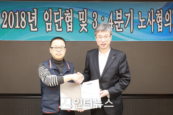 25일 열린 KB국민은행 임단협 조인식에서 박홍배 KB국민은행 노조 위원장(왼쪽)과 허인 KB국민은행장이 기념 촬영을 하고 있다. Photo@KB국민은행