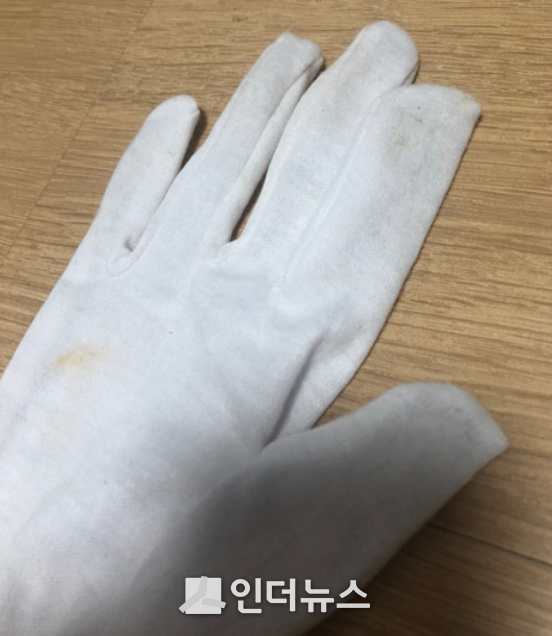 오뚜기 ‘진짜쫄면’에서 나온 작업용 흰색 장갑. (Photo@제보자 손 모 씨)
