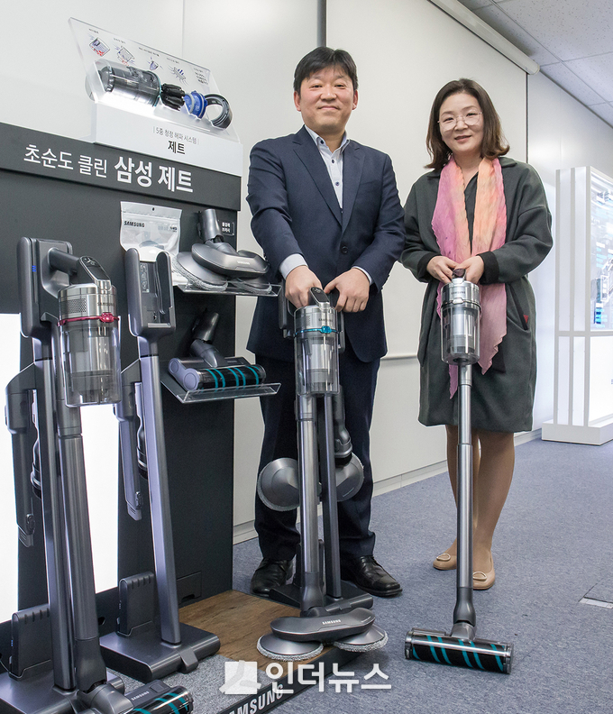 삼성전자 생활가전 사업부 청소기 개발랩장 김신 수석(사진 왼쪽)과 청소기 상품기획담당 정유진 상무(사진 오른쪽)가 '삼성 제트'를 소개하고 있다. (Photo@삼성전자