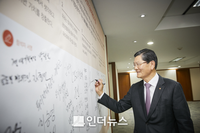 한화생명은 29일 여의도 63빌딩에서 윤리준법 서약식을 진행하고 본격적인 컴플라이언스(준법) 경영을 선언했다. 차남규 한화생명 부회장이 윤리준법 서약서에 서명하고 있다. Photo@한화생명