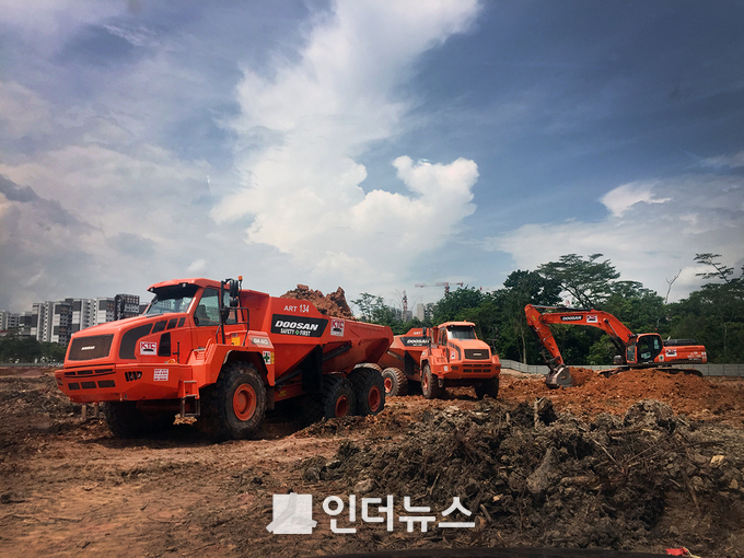 두산인프라코어가 싱가포르·홍콩에서 굴절식 덤프트럭(ADT·Articulated Dump Truck)을 연이어 수주했다. Photoⓒ두산인프라코어)
