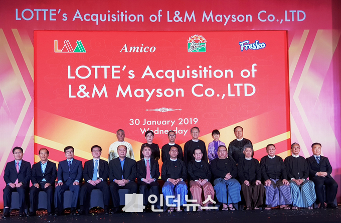민명기 롯데제과 대표(앞줄 왼쪽 3번째), 이영호 식품BU장(앞줄 왼쪽 4번째), 이상화 주 미얀마 대사(앞줄 왼쪽 6번째), 우표 민 뗑(U Phyo Min Thein) 양곤 주지사(앞줄 왼쪽 7번째). Photo@롯데제과