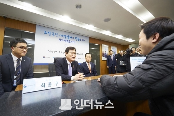 31일 을지로 기업은행 영업부에서 최종구 금융위원장(왼쪽 두 번째)이 김도진 기업은행장(왼쪽 세 번째)과 함께 인근 자영업자와 ‘초저금리 특별대출’ 상담을 하고 있는 모습. Photo@기업은행 