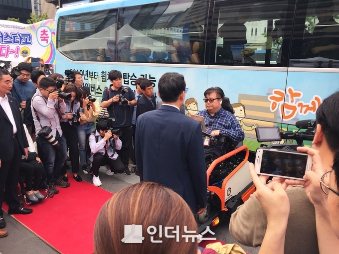 지난해 9월 19일 서울 광화문광장에서 장애인 휠체어 탑승이 가능한 버스를 한 장애인이 시승해보고 있다. photo@전국장애인차별철폐연대