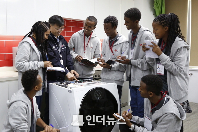  학생들이 LG 시그니처 세탁기를 수리하는 방법을 배우고 있다. Photo@LG전자