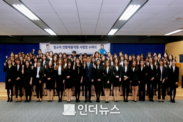 우리카드는 비정규직 근로자 180명을 지난 1일 정규직으로 일괄 채용했다고 7일 밝혔다. Photo @ 우리카드