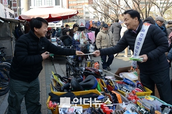 이계문 서민금융진흥원 원장 겸 신용회복위원회 위원장(사진 오른쪽)이 8일 황학동 벼룩시장을 방문해 시장 상인에게 생필품을 전해주고 있다. Photo @ 서민금융진흥원