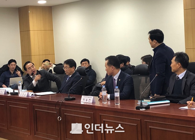 지난 8일 오후 영등포구 국회의원회관 제9간담회실에서 열린 ‘온라인 부동산 허위매물 근절을 위한 입법 공청회’ 진행 중 항의하는 한 공인중개사를 상대로 박홍근 더불어민주당 의원(가장 왼쪽)이 발언을 하고 있다. Photo ⓒ 인더뉴스 | 이수정 기자