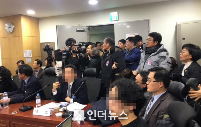 공청회장으로 들어오지 못한 공인중개사들이 입구에서 “당사자는 빠진 요식행위 공청회 중단하라”라며 항의하고 있다. Photo ⓒ 인더뉴스 | 이수정 기자