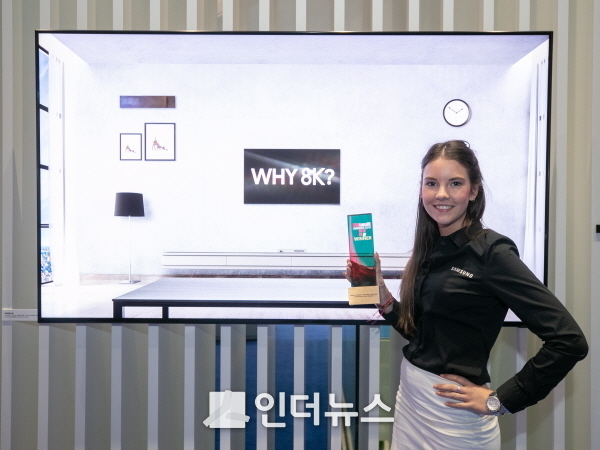 삼성전자 모델이 QLED 8K 사이니지를 소개하고 있다. Photo@삼성전자 