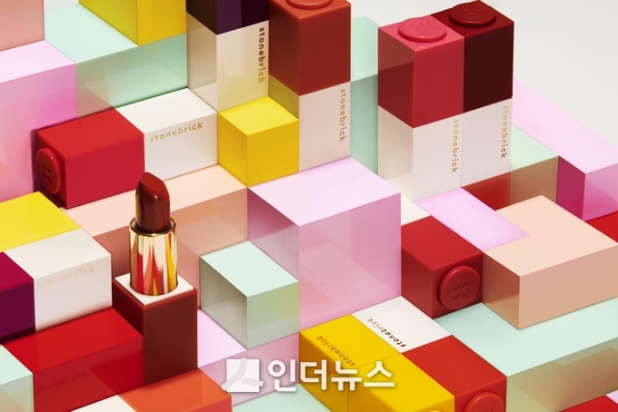 이마트는 오는 14일 서울 홍익대학교 인근에 색조 화장품 브랜드 ‘스톤브릭(Stone Brick)’ 안테나숍을 개점한다. Photo @ 이마트