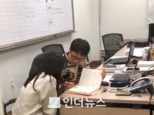 청평비상에듀 기숙학원에서 선생님과 학생이 상담을 받고 있는 모습. Photo @ 청평비상에듀
