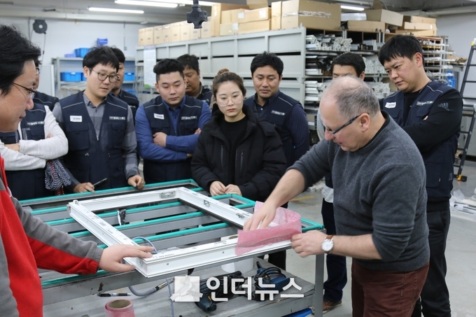 현대백화점그룹 계열 종합 건자재 기업 현대L&C는 ‘레하우’와 PVC 창호 가공·시공 기술교류 세미나를 진행했다고 18일 밝혔다. Photo@ 현대백화점그룹