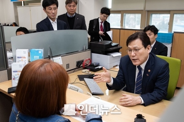 최종구 금융위원장(오른쪽)이 18일 군산 서민금융통합지원센터에서 채무조정 상담을 하고 있다. Photo @ 금융위원회 