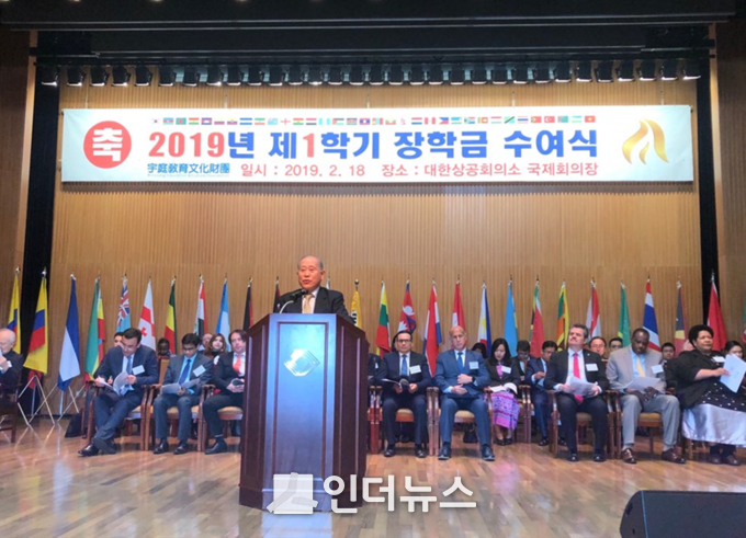 이세중 우정교육문화재단 이사장 대리가 18일 대한상공회의소 국제회의장에서 열린 ‘2019년 제1학기 장학금 수여식’에 참석해 인삿말을 하고 있다. Photo ⓒ 인더뉴스 | 이수정 기자