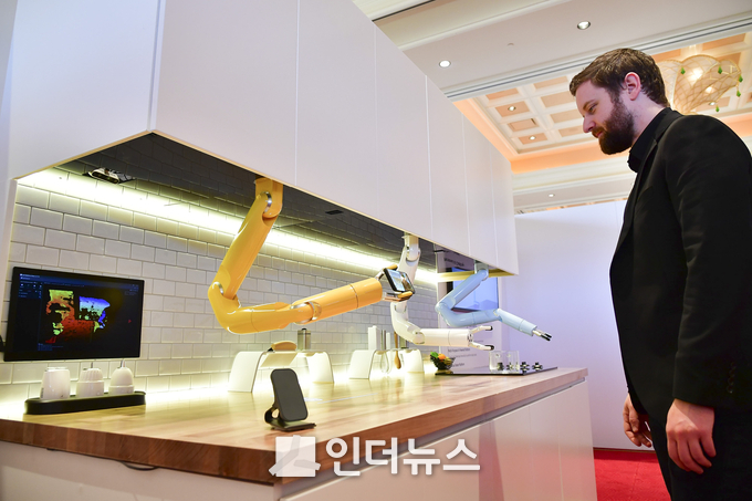 삼성전자가 가정용 로봇을 적용한 미래형 주방을 선보였다. Photo @ 삼성전자