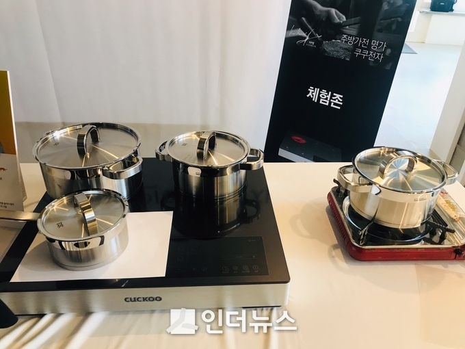 쿠쿠 인덕션레인지(왼쪽)과 일반 가스레인지. Photo ⓒ 인더뉴스ㅣ권지영 기자