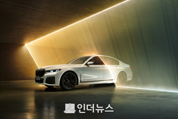 BMW가 다음달 스위스 제네바 국제모터쇼에서 세계 최초로 공개하는 뉴 745e. Photo @ BMW코리아 