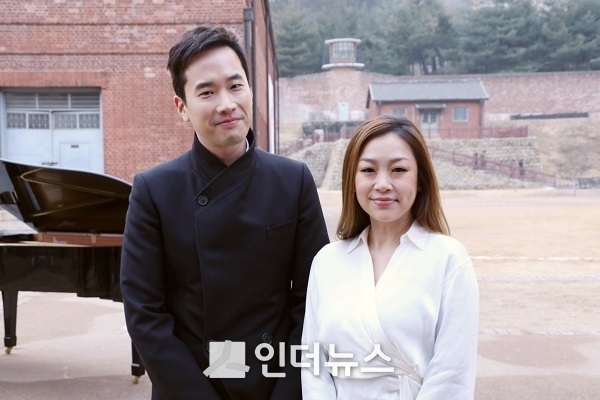 ‘100년 전 외침이 100년 후 대한민국에게’ 캠페인 촬영 현장에서 음악감독 정재일 씨(왼쪽)와 가수 박정현 씨가 기념촬영을 하고 있다. Photo @ KB국민은행