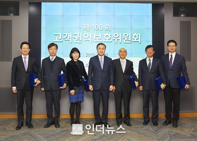 최영무 삼성화재 사장(왼쪽 네번째)과 고객권익보호위원(왼쪽부터 이동필 법무법인 의성 변호사, 황창근 홍익대 교수, 허경옥 성신여대 교수, 노일석 성신여대 교수, 김선정 동국대 교수, 최병규 건국대 교수)이 제 100회 고객권익보호위원회에 참석해 기념촬영을 하고 있다. Photo@ 삼성화재
