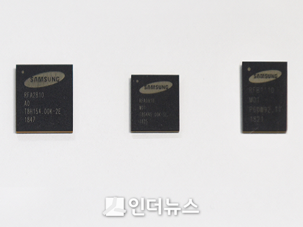 삼성전자가 개발한 5세대 이동통신(5G) 차세대 무선통신 핵심칩.. Photo @ 삼성전자
