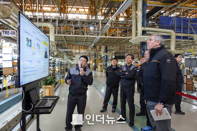 드 로스 모조스 르노그룹 부회장(오른쪽)이 지난 21일 르노삼성차 부산공장을 방문해 생산현장의 주요 사항들을 점검하고 있다. Photo @ 르노삼성자동차 