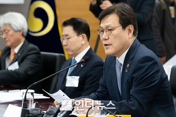 최종구 금융위원장이 ‘금융혁신을 위한 금융지주 회장 간담회’에서 모두발언을 하고 있는 모습. Photo @ 금융위원회