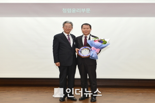 농협손보는 지난 25일 서울 중구 소재 전국은행연합회 국제회의실에서 열린 ‘2018 최우수기관대상 시상식’에서 청렴윤리부문 ‘최우수 기관상’을 수상했다고 26일 밝혔다. Photo @ NH농협손해보험