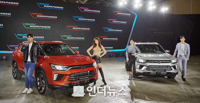 쌍용자동차 모델들이 26일 인천 송도컨벤시아에서 열린 신차 발표회에서 신형 코란도와 포즈를 취하고 있다. Photo @ 쌍용자동차 