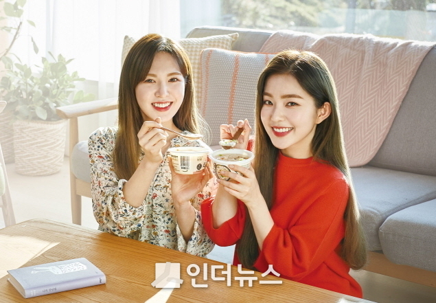 동원F&B 양반죽 모델, 레드벨벳 아이린(우)과 웬디(좌). Photo @ 동원F&B