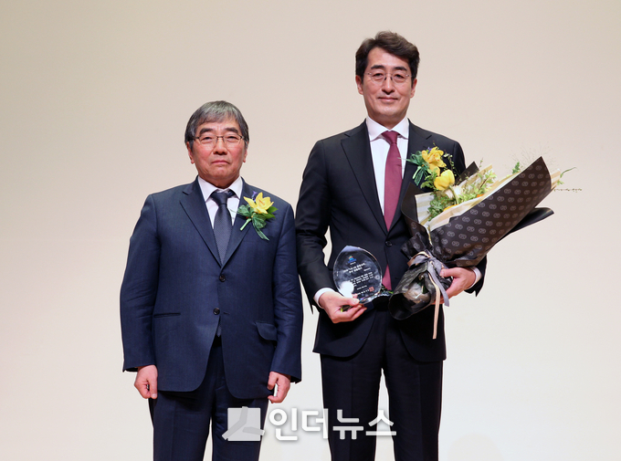 지난 27일 여의도 금융감독원 대강당에서 열린 2018년 '1사1교 금융교육' 우수사례 시상식에서 금융감독원장상을 수상한 메리츠화재의 김용범 대표가(오른쪽)가 윤석헌 금융감독원장과 기념사진을 찍고 있다. Photo @ 메리츠화재