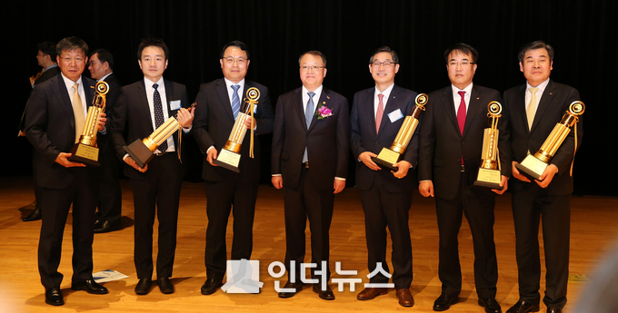 송종민 호반건설 사장(오른쪽에서 두번째)과 다른 수상자들이 