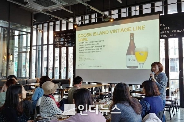 신한은행이 ‘쏠(SOL) 클래스’ 정식 오픈에 앞서 지난달 23일 진행한 ‘크래프트 맥주 클래스’ 무료 체험 이벤트에서 참가 고객들이 에일맥주에 대해 설명을 듣고 있는 모습. Photo @ 신한은행 