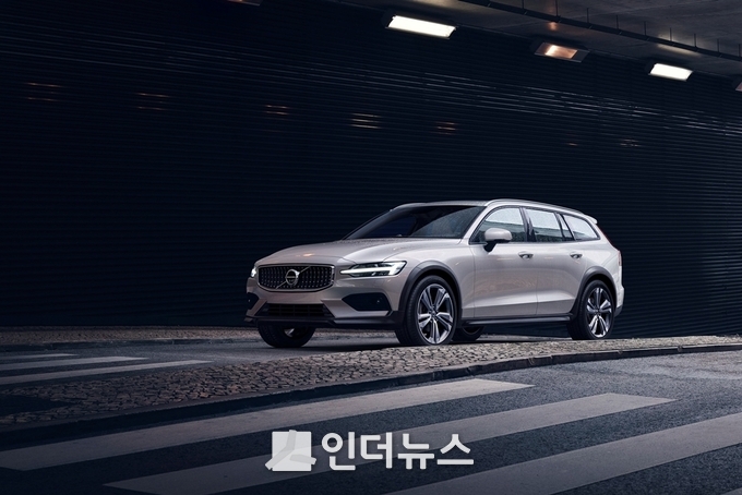볼보코리아가 5일 출시한 신형 크로스컨트리(V60). Photo @ 볼보코리아