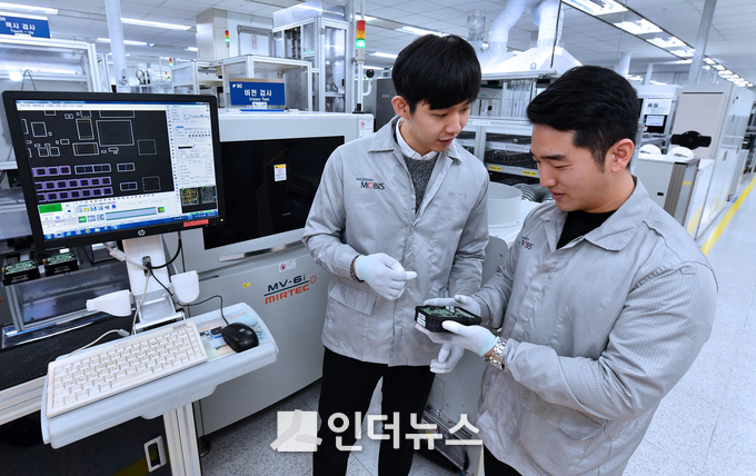 현대모비스 진천공장 작업자가 인공지능 기술이 적용된 라인에서 제품을 살피고 있다. Photo @ 현대모비스